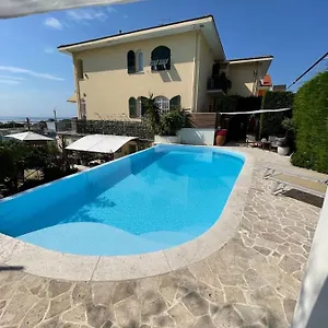 https://elegante-appartamento-con-piscina-ad-uso-esclusivo.hotelitalianriviera.com
